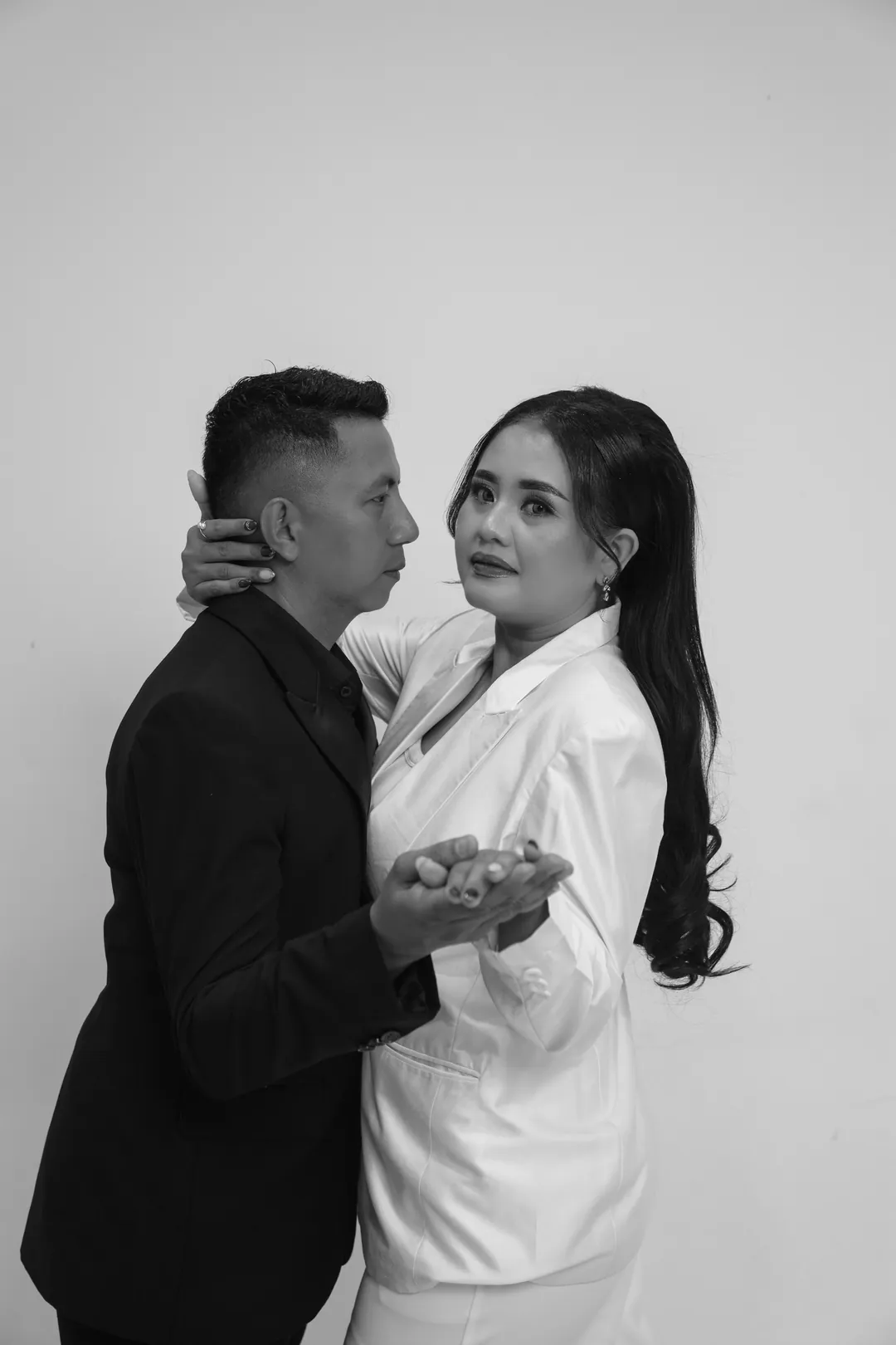 Potret hitam putih Ryandi dan Maria berdansa berpelukan